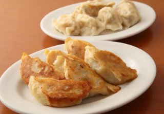 皮の中でスープ溢れる「餃子」 焼いても茹でても絶品です!