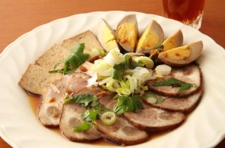 「豚・豆腐・卵の盛り合わせ」台湾の夜市の雰囲気を味わう