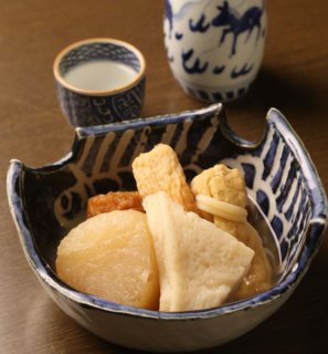 「おでん5種盛り」煮込みは下茹でした大根の次に練り物を