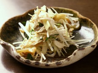 「ササミとザーサイの和え物」食感と薬味の辛味が小気味いい
