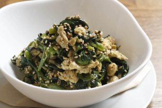 「ほうれん草と卵のナムル」計量スプーンで手軽にタレ作り!