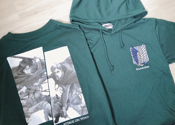 左：Tシャツ（税込 1,419円）Tパーカー（税込 1,749円）全国のドン・キホーテにて／どんな悪夢からも守ってくれそうな“人類最強”Ｔシャツを着て眠っています（C）コクハク