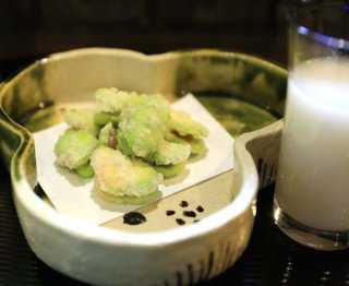 「空豆のからすみはさみ揚げ」一品で2つの風味が味わえる！