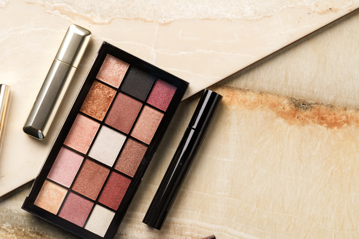赤みのあるアイシャドウで血色感を演出（写真:iStock）
