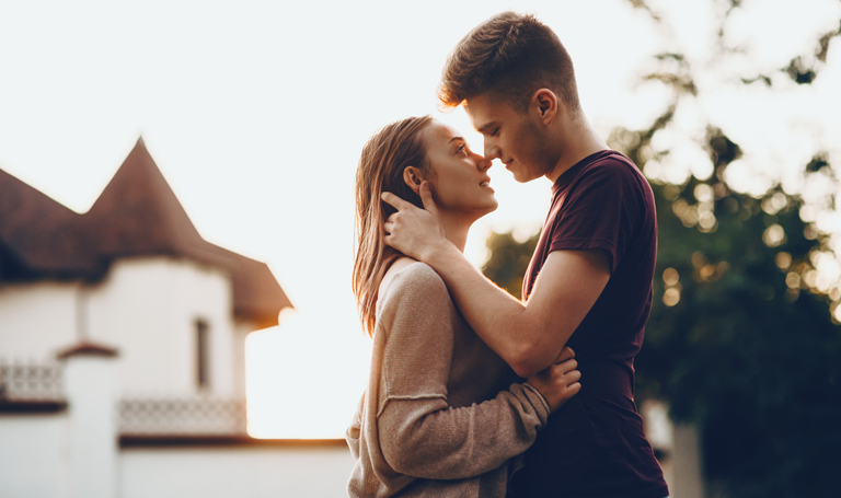 キスの場所で彼の気持ちがわかっちゃう♡（写真:iStock）