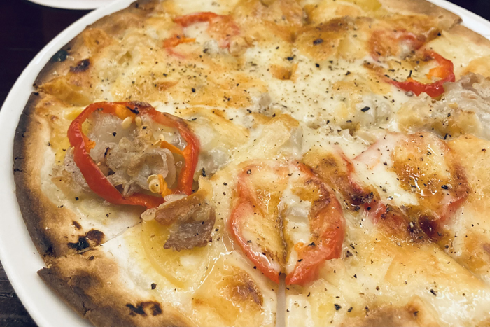 食感も楽しい壺漬けのピザ♡（C）コクハク