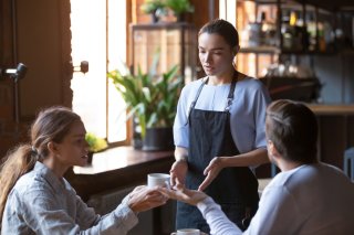 女性店員に偉そうな態度を…（写真:iStock）