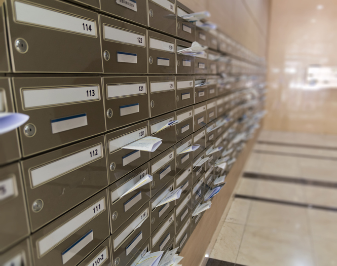 彼のポストをチェック（写真:iStock）