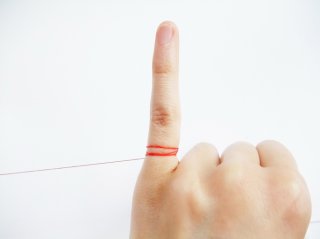 “運命の赤い糸”を使って♡（写真:iStock）