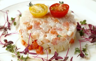「スモークサーモンとイカのタルタル」魚介と野菜の二重奏！