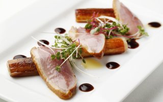 フレンチの鉄板“カモネギ”「鴨胸肉の燻製 焼きネギ包み」