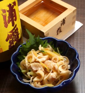 冷酒と相性バツグン「鶏皮塩和え」 鶏皮は茹でても美味しい