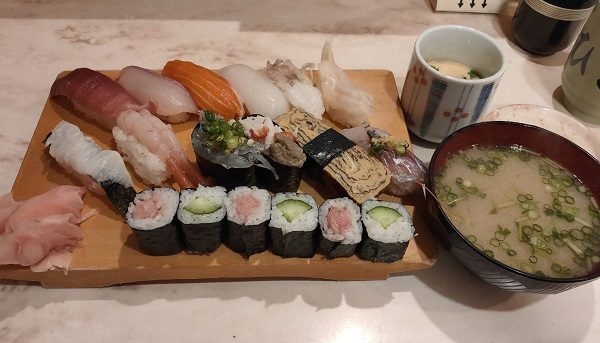 京急久里浜駅から徒歩1分（住所：〒239-0831 神奈川県横須賀市久里浜4丁目5番11号）／（C）コクハク