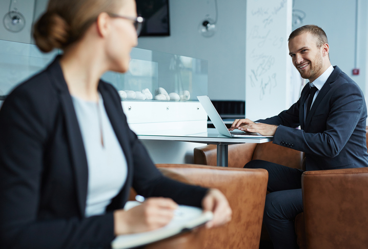 好きな人と同じ職場っていいね♡（写真:iStock）