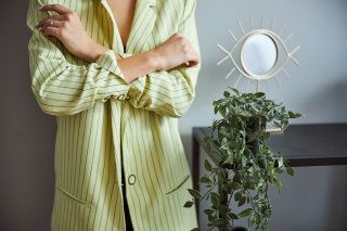 大胸さん必見!胸を小さく見せる洋服の選び方6つのポイント