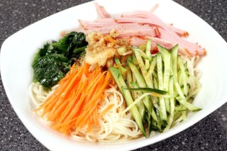 「そうめんの熱々サラダ油かけ」ニンニクの香りが引き立つ