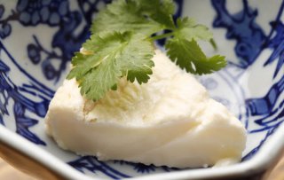 「白酒のウオッシュチーズ」白酒をはけで塗って3週間熟成！