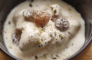 甘いおつまみ「紹興酒漬けレーズンとバニラアイス山椒かけ」