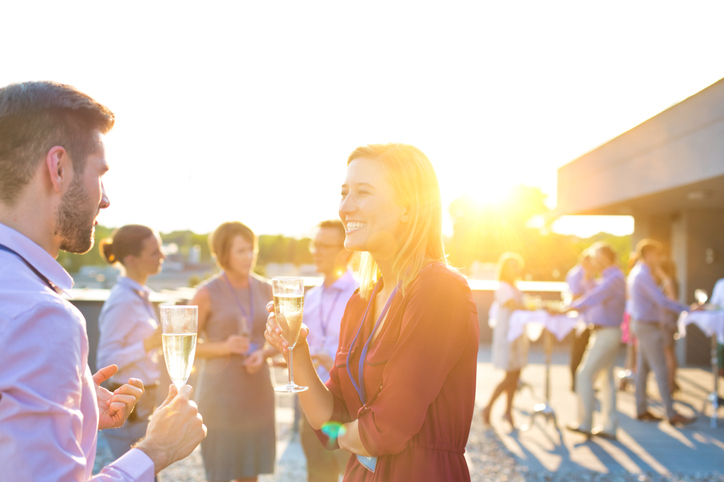 同じようなテンションのノリのいい男性もおすすめ（写真:iStock）