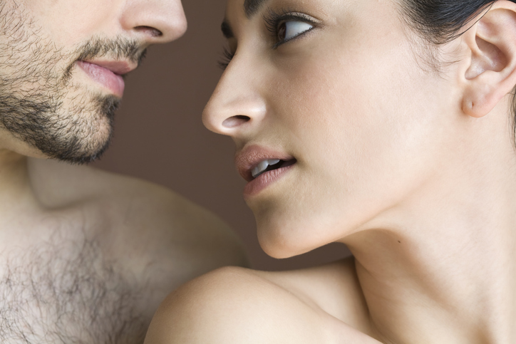 「奥様も、うちの主人とキスしてるわ」（写真:iStock）