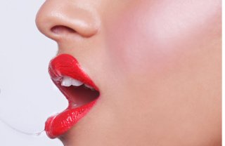 フェラチオをしながら妻の様子を…（写真:iStock）