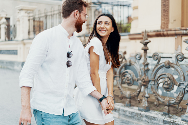 過度のボディタッチは軽く見られちゃう（写真:iStock）