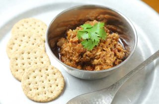 「お手軽ビンダルー」お好みでパクチーやクラッカーを添えて