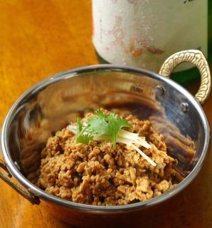 「チキンキーマ」フルーティーな甘さの燗酒でカレーが進む