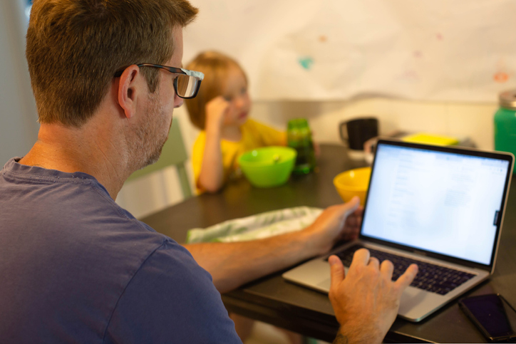 娘を放置してゲーム三昧（写真:iStock）