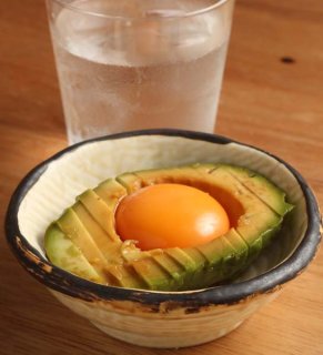 「アボカドの卵黄づけ」だし醤油に15分漬けて卵を落とすだけ