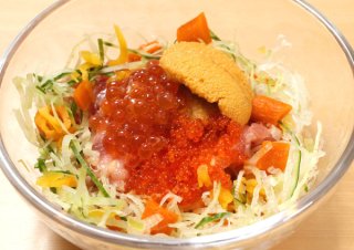 ネギトロと納豆と…「ばくだん」はトッピング次第で十人十色