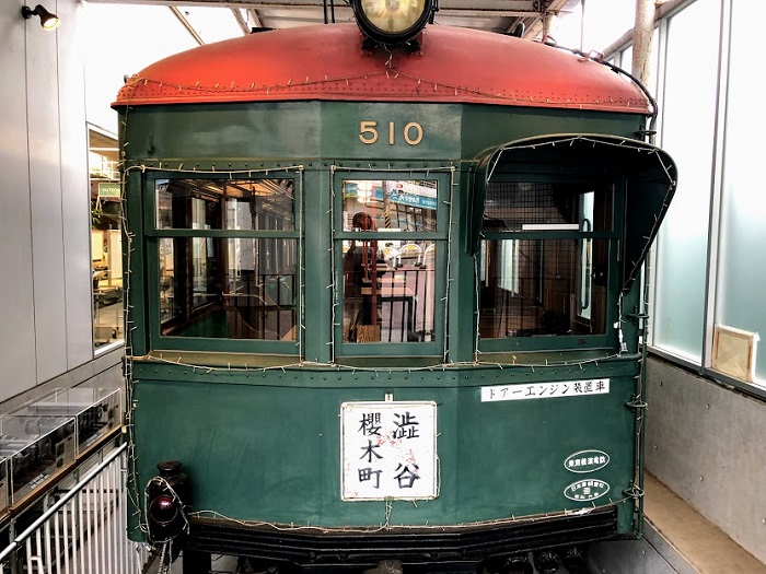 このレトロな電車の中で…（C）コクハク