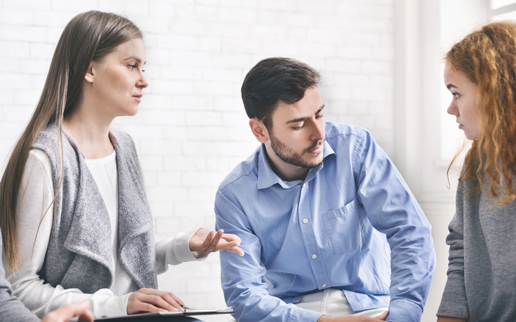 本人にはなかなか言いにくいよね…（写真:iStock）