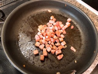ベーコンもカリカリに（C）コクハク