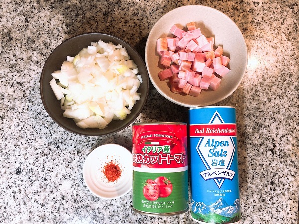 玉ねぎとベーコンは細かく切る（C）コクハク