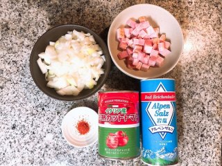 玉ねぎとベーコンは細かく切る（C）コクハク