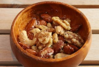 やめられない止まらない「ガーリックチーズペッパーナッツ」