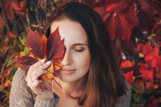 アースカラーメイクで秋を楽しもう（写真:iStock）