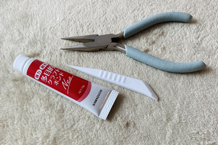 多目的クラフトボンド（左）と平やっとこを使用（C）コクハク