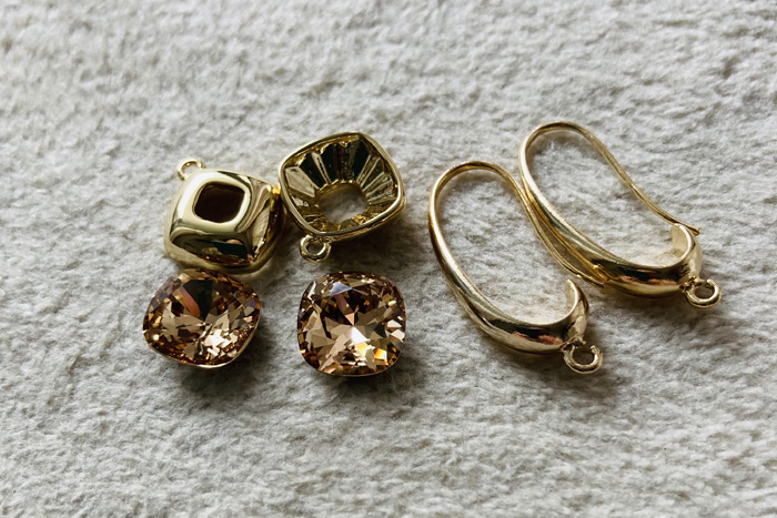 ゴールドっぽい色合いで統一（C）コクハク