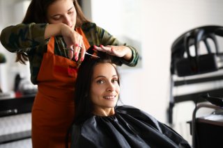 美容院で相談してみても（写真:iStock）