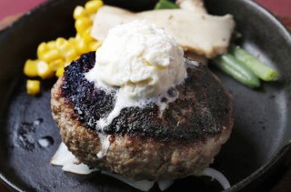 ひき肉だけで作る「つなぎなしハンバーグ」 ソースが絶妙！