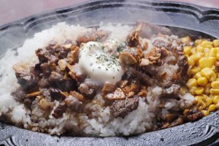 「ガーリックライス」最後に特性ソースでジュジュジューッと