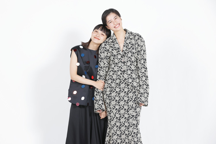 奈緒さん（左）と佐久間由衣さん（右）／（C）コクハク