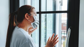 仲間とは遊ぶのに…約2年ほとんど会えない彼氏に苛立つ女性