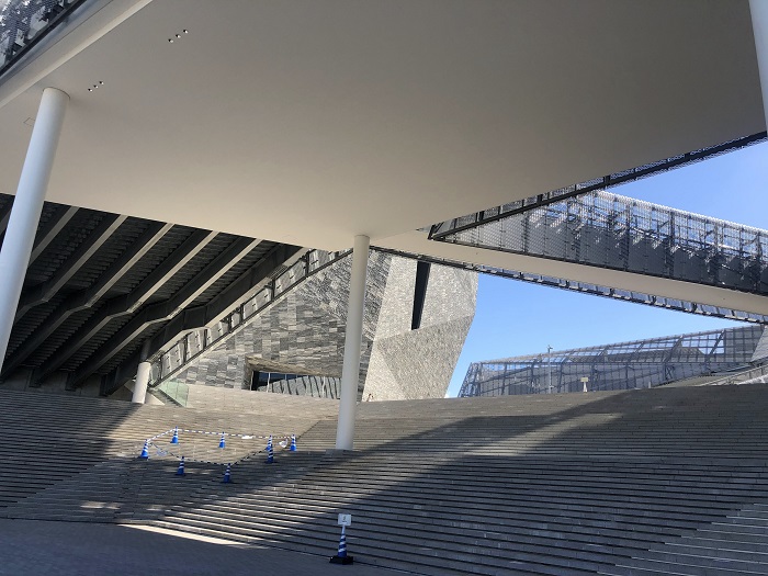駐車場から階段を見上げると、巨大な岩の塊が地面から突出！（C）コクハク