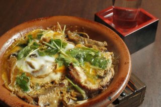 市販のかば焼きで「ウナギの柳川鍋」 煮込む前にサッと炙る