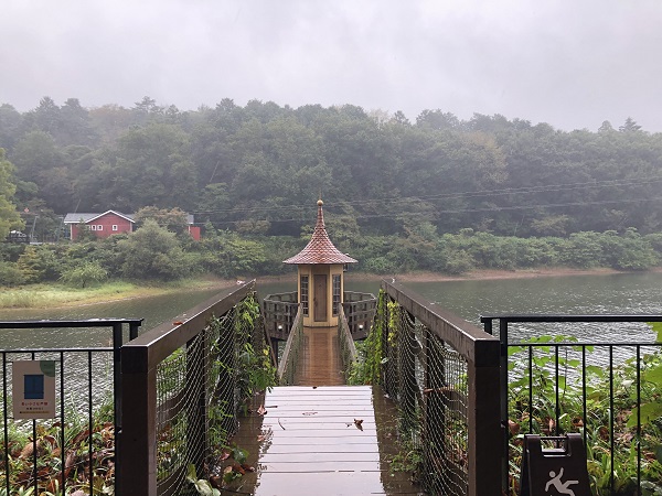 アニメにも登場する水浴び小屋（C）コクハク