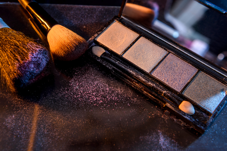 アイシャドウは深めカラーで決まり（写真:iStock）