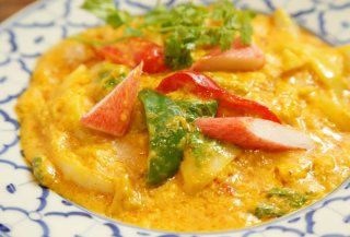 カレー味のふんわり卵に包まれた「プーアッパッポンカリー」